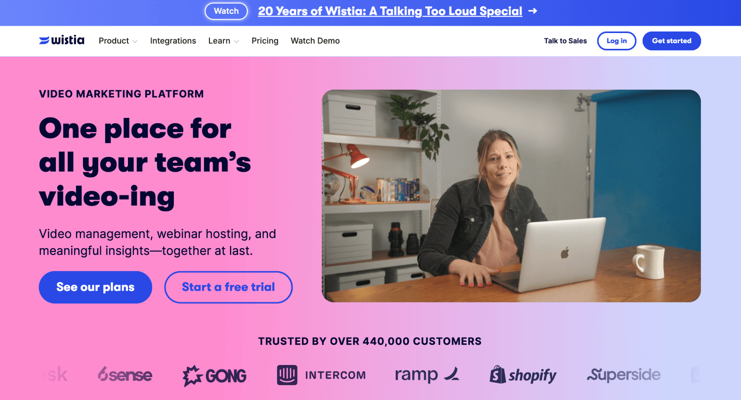 Wistia homepage highlighting its video marketing platform for video management, webinar hosting, and performance insights, with a presenter video and customer logos.